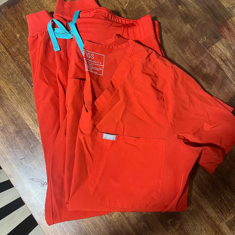 Figs size L Vibrant Red Scrub Set with Teal Accents